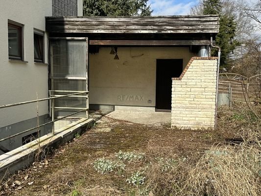 Terrasse neben Garagen überdacht