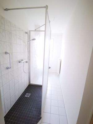 Hauptbad mit Dusche, WM Anschluss und WC