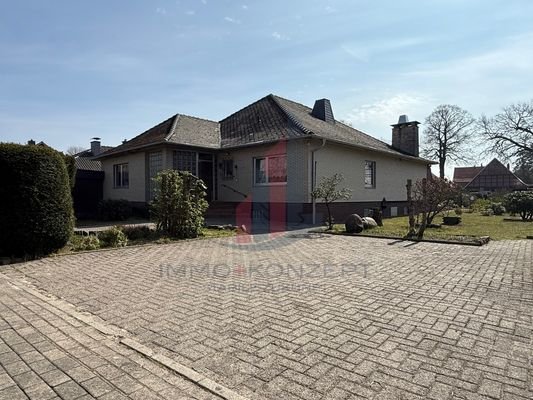 Vor dem Haus sind mehrere Parkmöglichkeiten