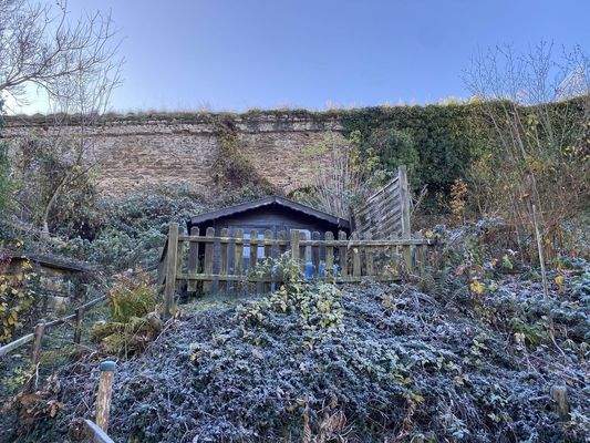 Gartenhaus mit Stadtmauer