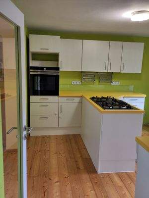 helle Küche mit Markengeräten