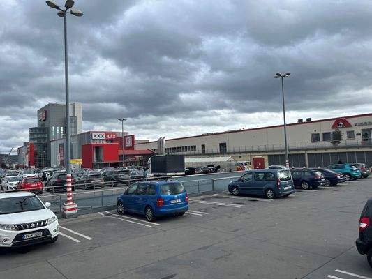 Gebäudeansicht + Parkplätze