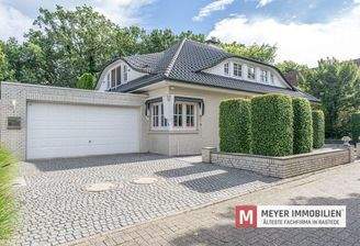 Hausansicht mit Garage