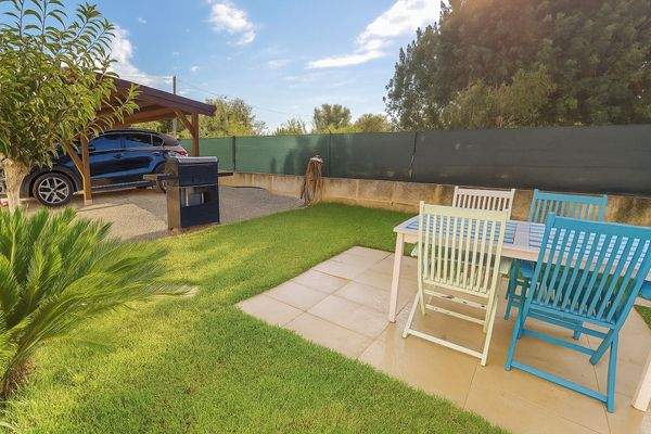 Der Grillbereich und die überdachten Pkw-Stellplätze