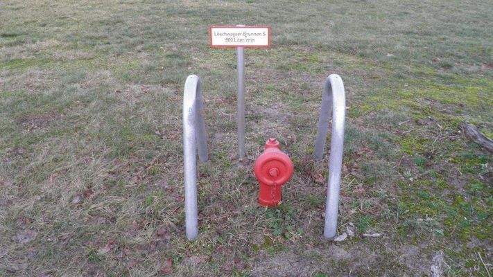 Neuer Hydrant zwischen Baugrundstück u. Straße