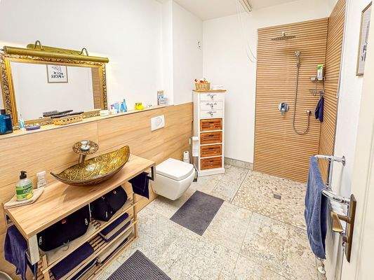 Individuell gestaltetes Bad im EG