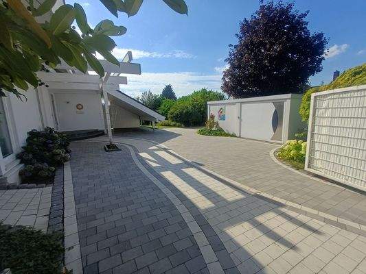 Einfahrt und Hauseingang