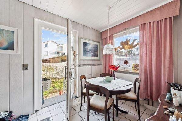 Esszimmer mit Zugang zum Hintergarten