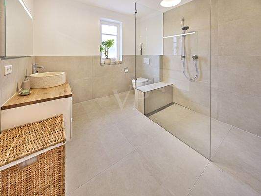 Badezimmer mit Fenster