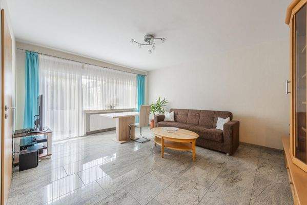 Mit Zugang zum Balkon