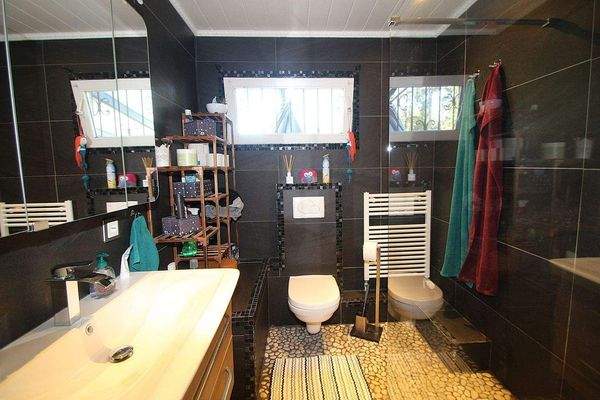 Das Badezimmer mit einer bodengleichen Dusche