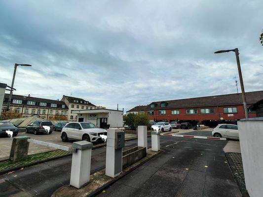 angrenzender Parkplatz