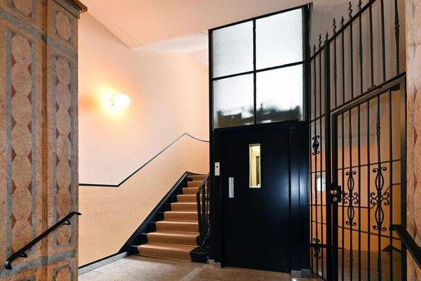 Treppenhaus mit Aufzug