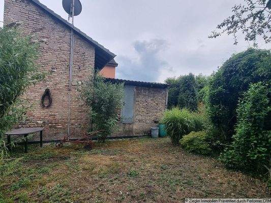 26 Außenansicht Schuppen und Garten, hinterer Teil