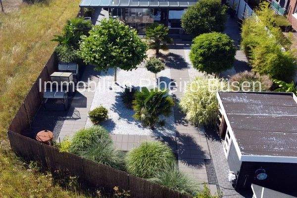 Blick auf den Garten mit Gartenhaus