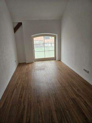 Helles Wohnzimmer mit Fenster