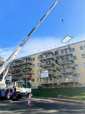 Hausansicht mit Balkonanbau