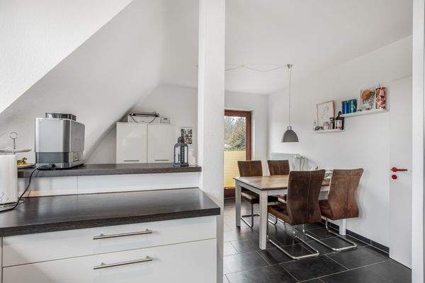 Küche mit Essbereich und Zugang zum Balkon