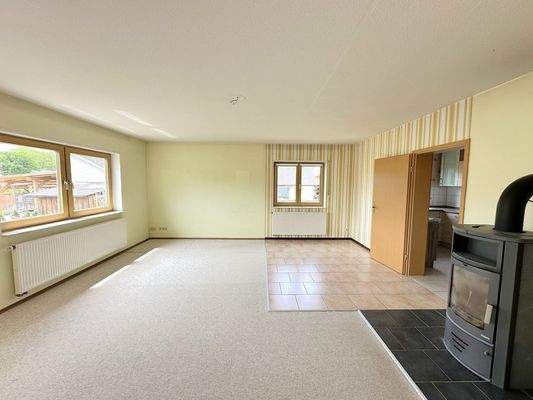 großzügiger Wohn- und Essbereich mit Kamin im Erdgeschoss