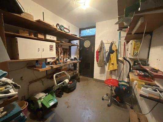 Abstellraum mit direktem Ausgang in den Garten