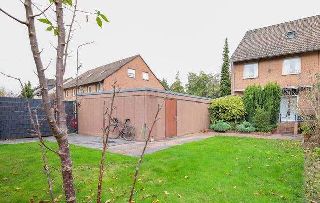 Außenansicht Garten mit Garagenzugang