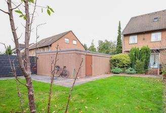 Außenansicht Garten mit Garagenzugang