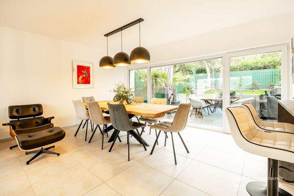 Heller Wohn- und Essraum mit Zugang zur Terrasse