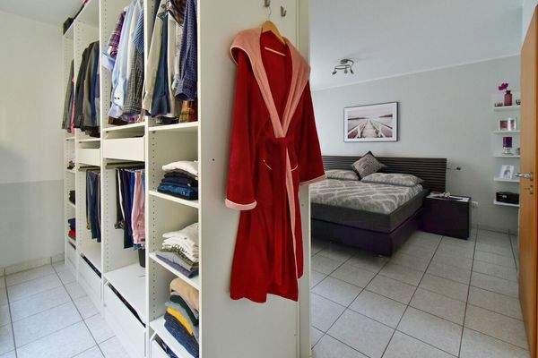 Schlafzimmer I im Souterrainmit Ankleidebereich