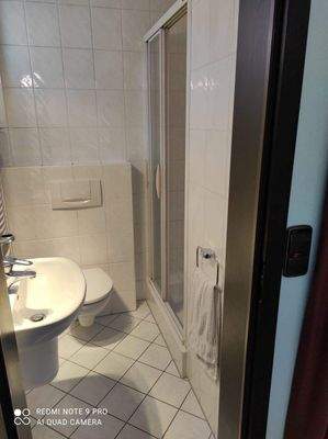 Gäste-WC mit Dusche