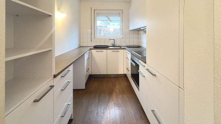 helle Einbauküche mit Elektrogeräten