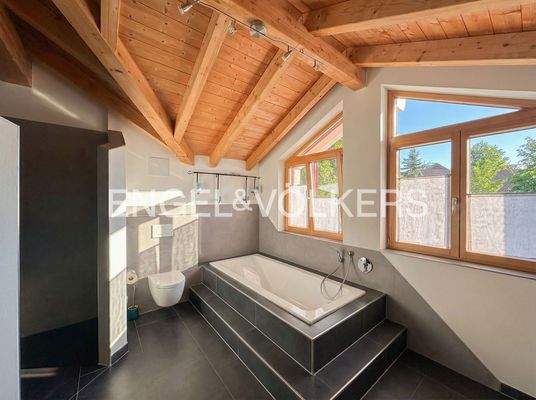 Bad mit Badewanne und bodengleicher Dusche