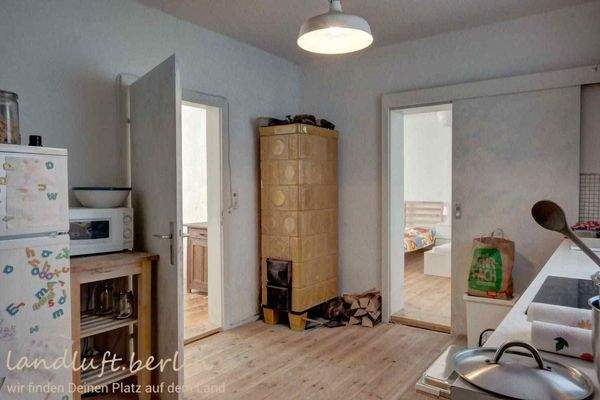 Küche, Türen zum Wohn-Esszimmer und zum Schlafzimm