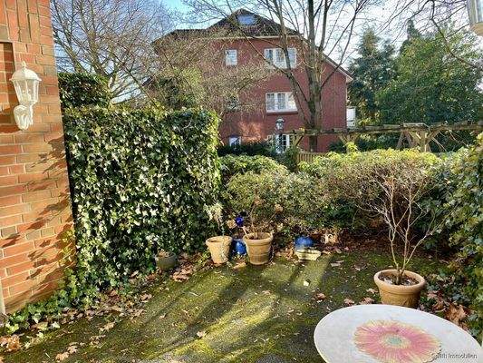 Blick von der Terrasse ins Grüne