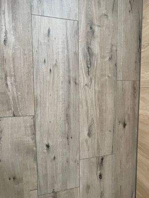 Boden Feinsteinzeug in Parkettoptik