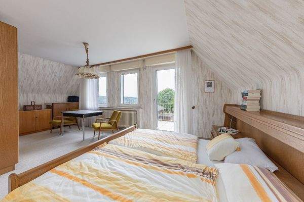 großes Schlafzimmer mit Balkonzugang