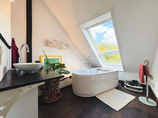 Tageslichtbadezimmer mit Schlossblick