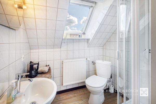 Das Bad im Dachgeschoss mit Dusche