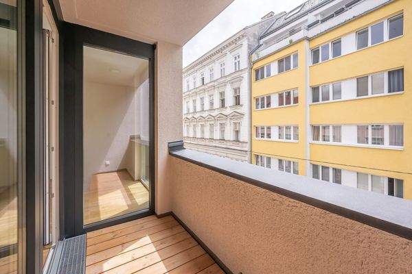 Wohnzimmer mit südseitiger Loggia (Symbolfoto)