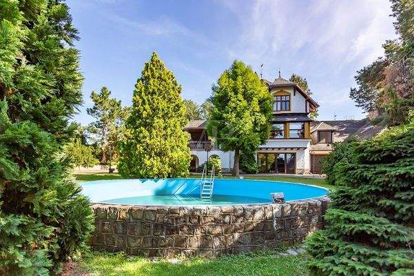 Großer Outdoor-Pool