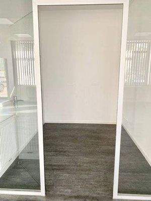 Großer Büroraum // abgetrennte Büros