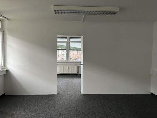 Blick ins kleinere Büro