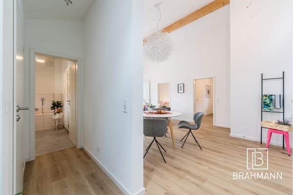 Eingangsbereich mit Blick ins Wohnzimmer