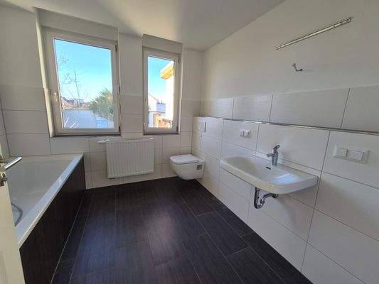 EG: Badezimmer mit Dusche und Wanne