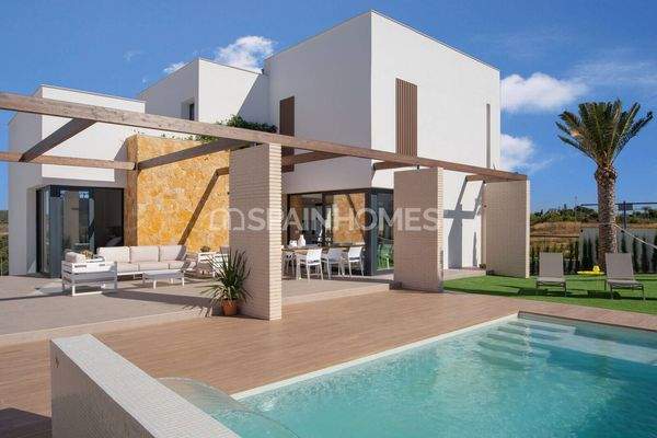 4-Bedroom Detached Properties Close to Beach in Orihuela