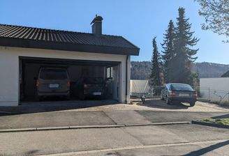 Doppelgarage und Stellplätze