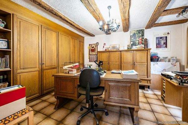 Besprechungszimmer mit Einbauschrank