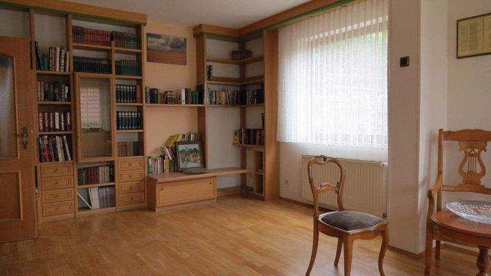 Wohn-Esszimmer Bücherwand