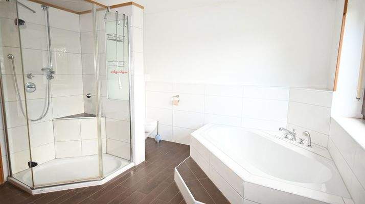 ...mit Dusche und Wanne