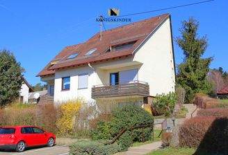 Einladende Architektur in ruhiger, naturnaher Umgebung