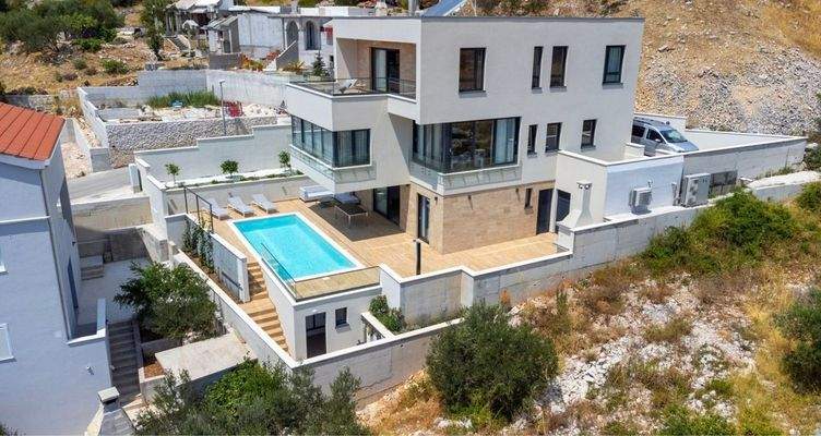 Außenansicht mit Pool 